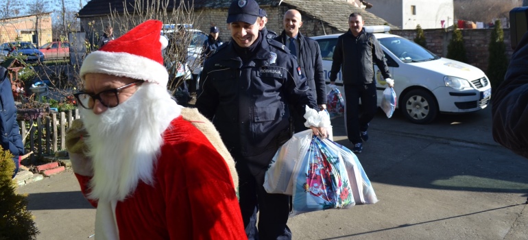 Policijski Deda Mraz delio paketiće u Kucuri