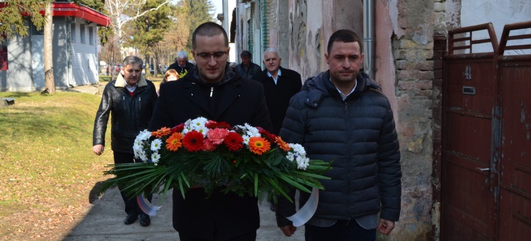 Milan Glušac i Marijan Mijanović položili su vence na spomen biste narodnih heroja Save Kovačevića i Milana Kuča u Savinom Selu